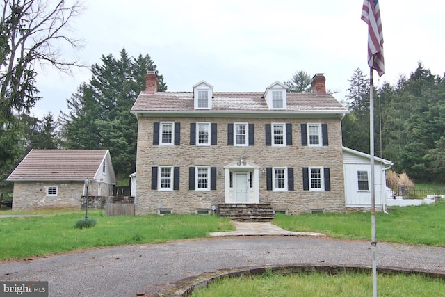 view of front of house featuring a front yard