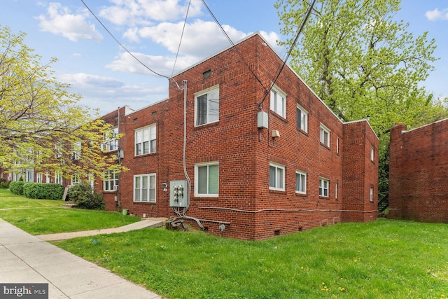 view of side of property featuring a lawn