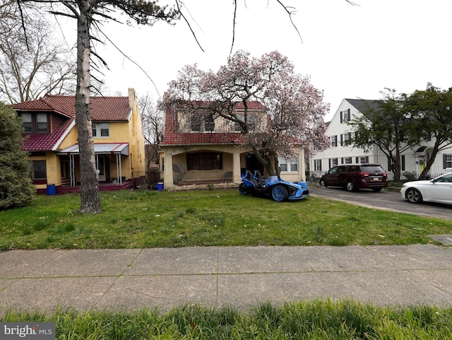 view of front facade featuring a front lawn