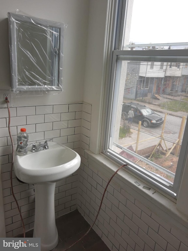 bathroom featuring tasteful backsplash