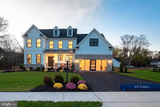 view of front of property featuring a front lawn