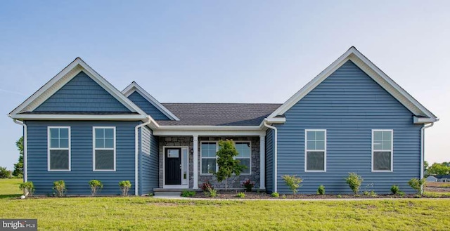 view of front of house featuring a front lawn