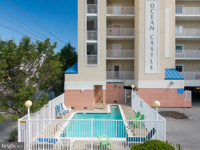 view of swimming pool