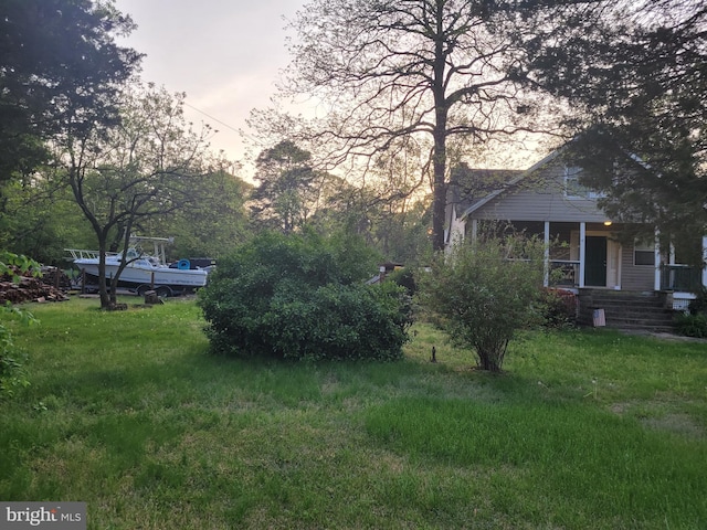 view of yard at dusk