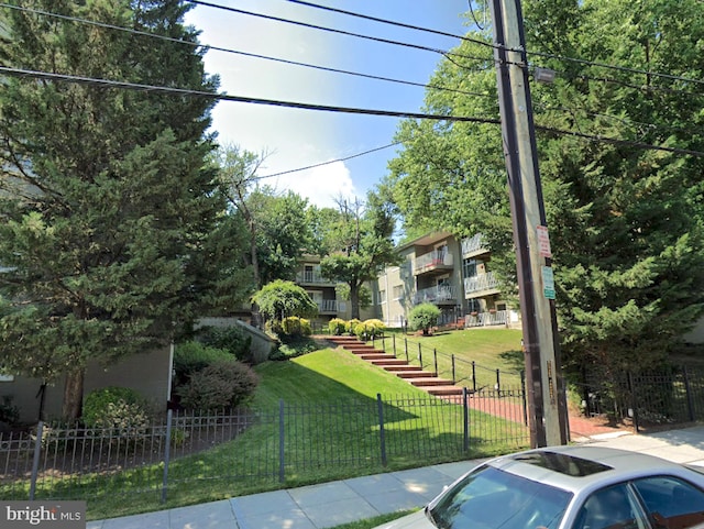 view of front of property featuring a front yard