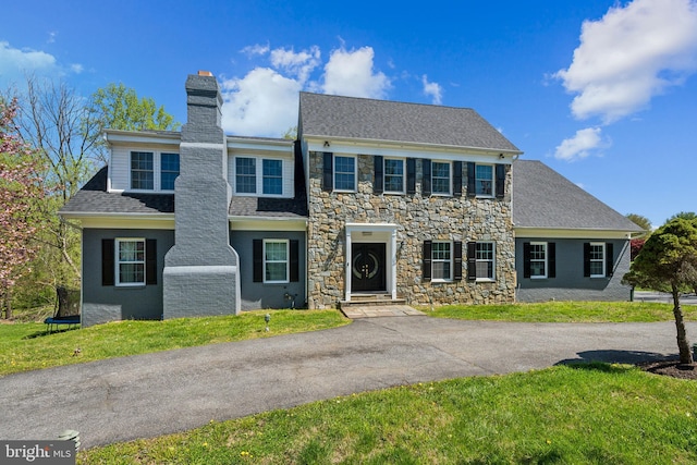 view of front of house featuring a front lawn