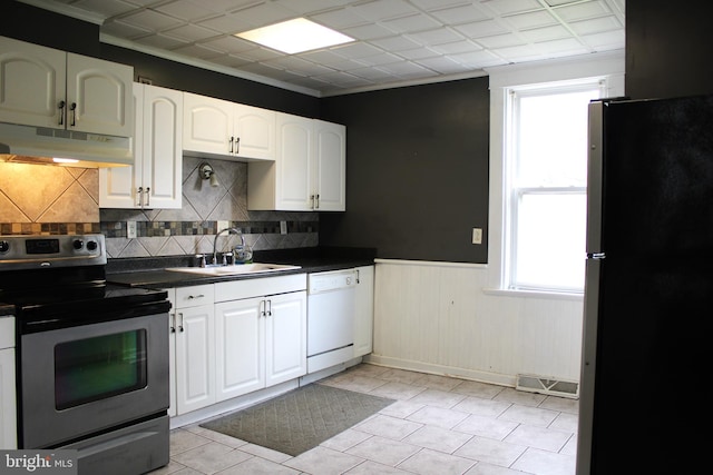 kitchen with sink, white cabinetry, crown molding, tasteful backsplash, and appliances with stainless steel finishes