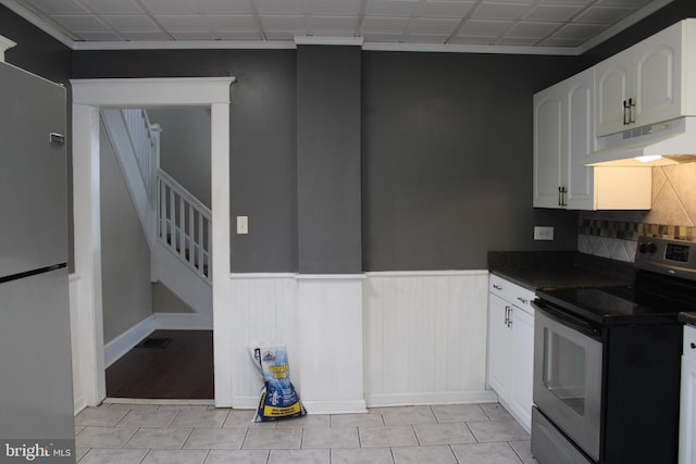 kitchen featuring backsplash, white cabinets, refrigerator, and electric stove