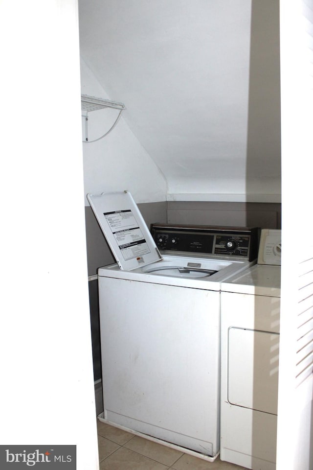 laundry room featuring light tile patterned flooring and independent washer and dryer