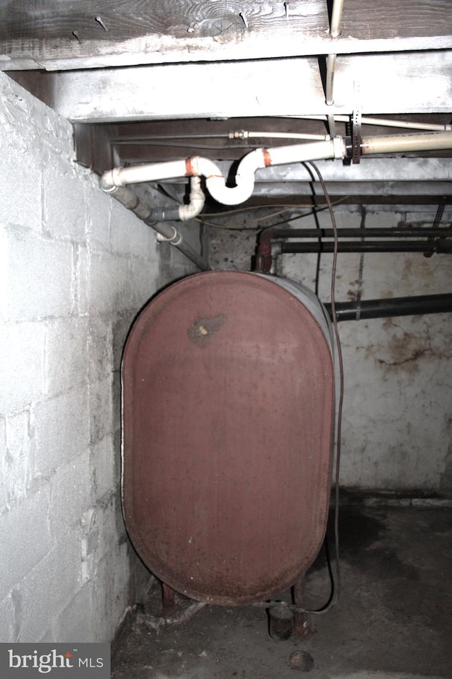 room details featuring concrete floors