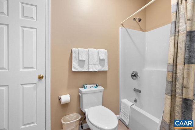 bathroom featuring toilet and shower / tub combo with curtain