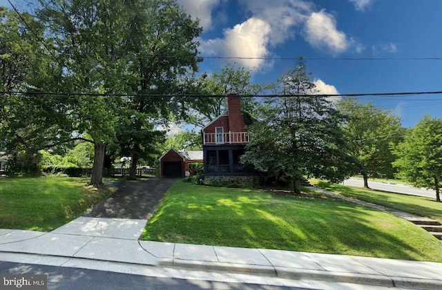 view of front of property featuring a front lawn