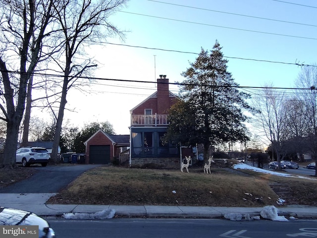 view of front facade featuring a balcony