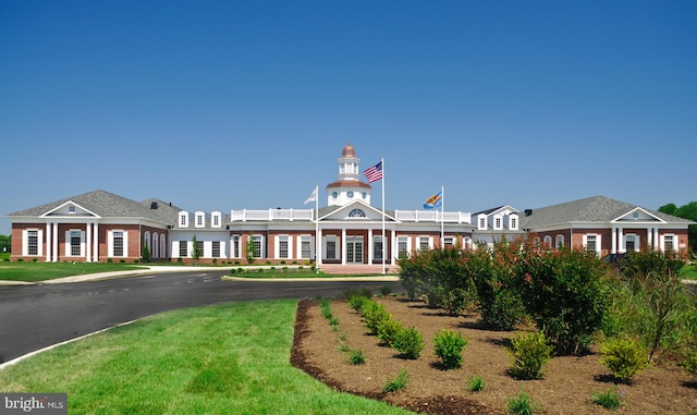 view of front facade featuring a front lawn