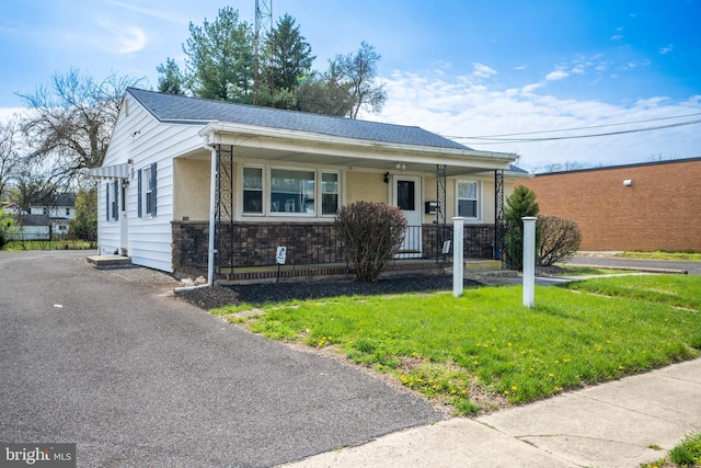 view of front of property with a front lawn and covered porch