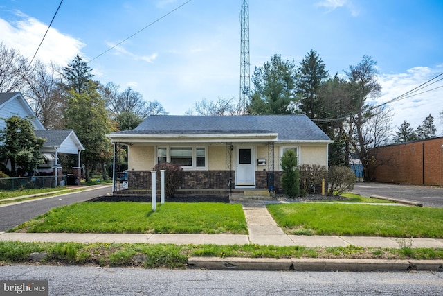 view of front facade featuring a front yard and a porch