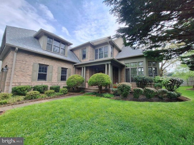 view of front of home featuring a front yard