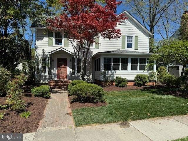 view of front of home featuring a front yard