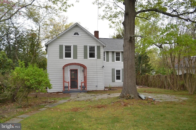 view of front of home with a front lawn