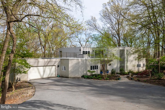 view of front facade featuring a garage