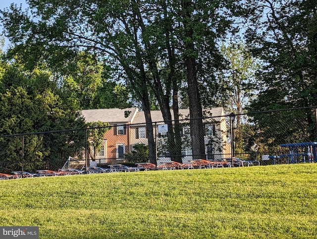 view of front of house featuring a front lawn