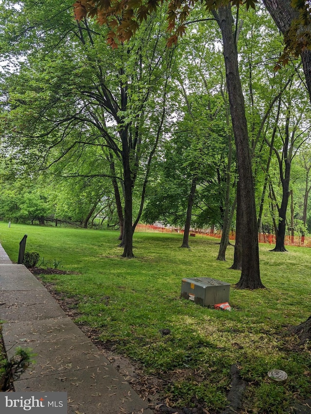 view of property's community featuring a lawn