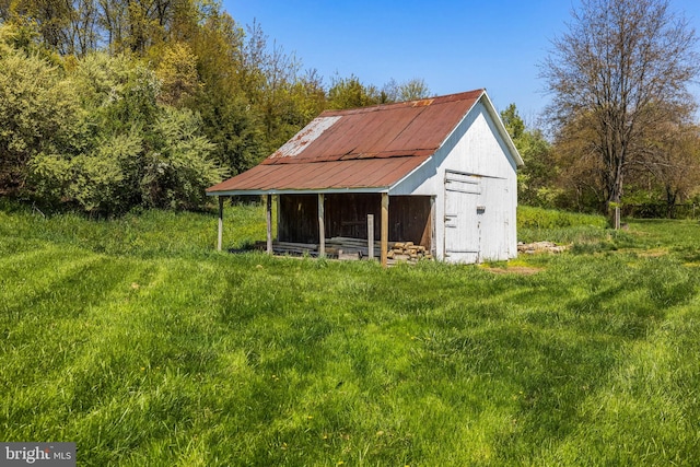 view of shed / structure featuring a yard