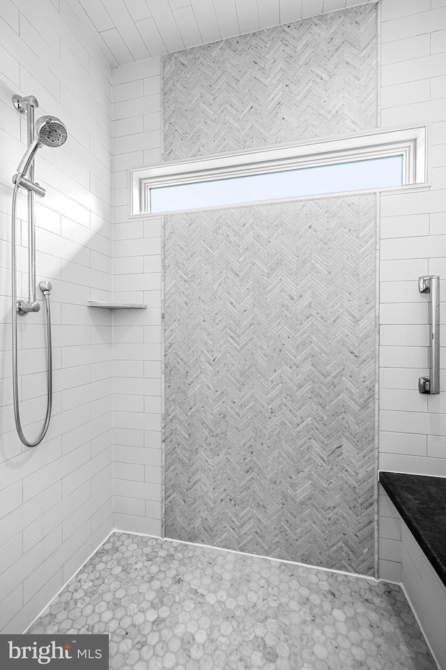 bathroom featuring a tile shower