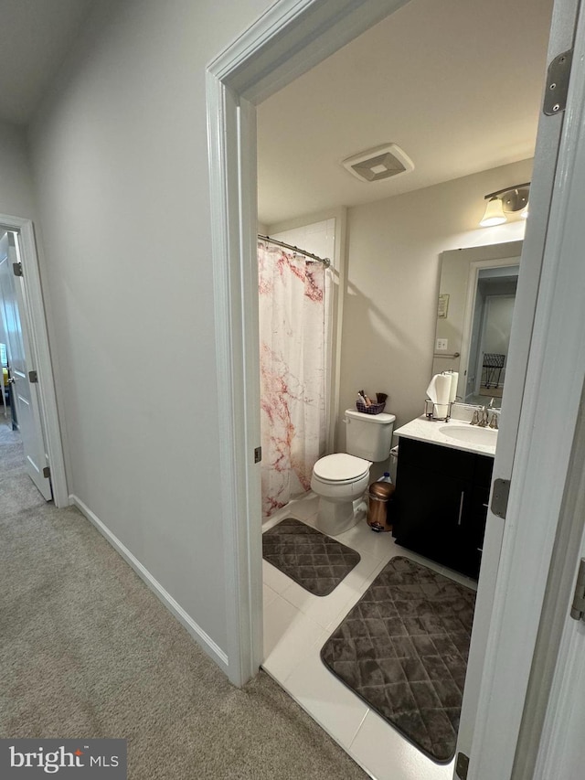 bathroom featuring visible vents, toilet, curtained shower, baseboards, and vanity