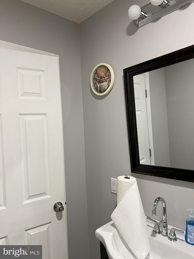 bathroom featuring sink