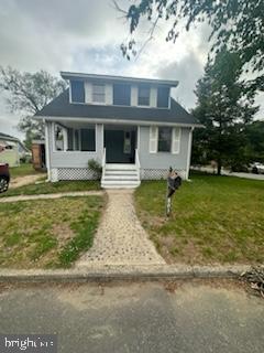 view of front of property featuring covered porch