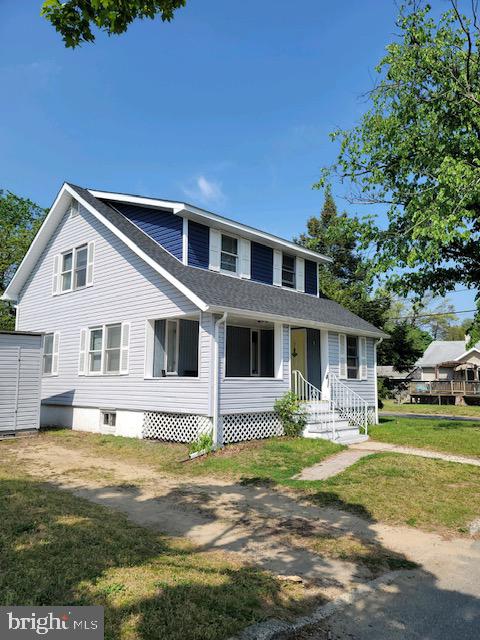 view of front of home featuring a front yard