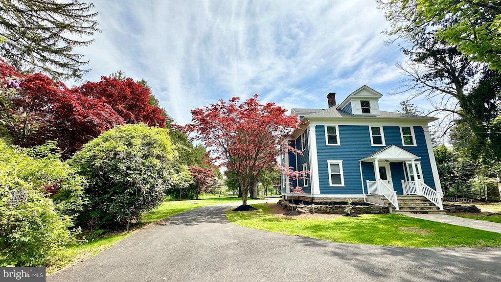 view of front of property with covered porch