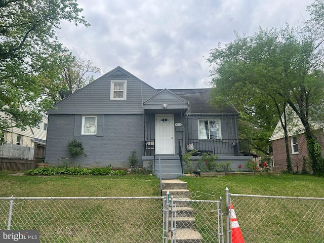 view of front of home featuring a front lawn