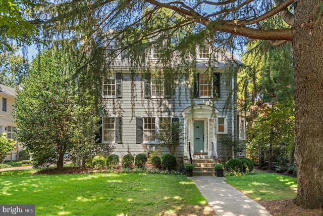 view of front of home with a front yard