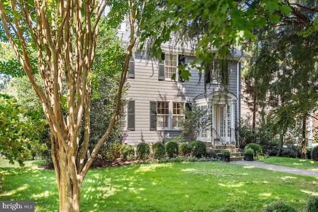 view of front of property featuring a front lawn