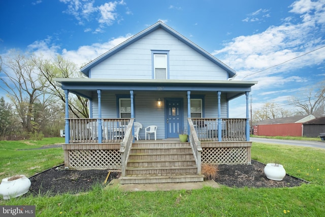 view of front of property featuring a front yard and a porch