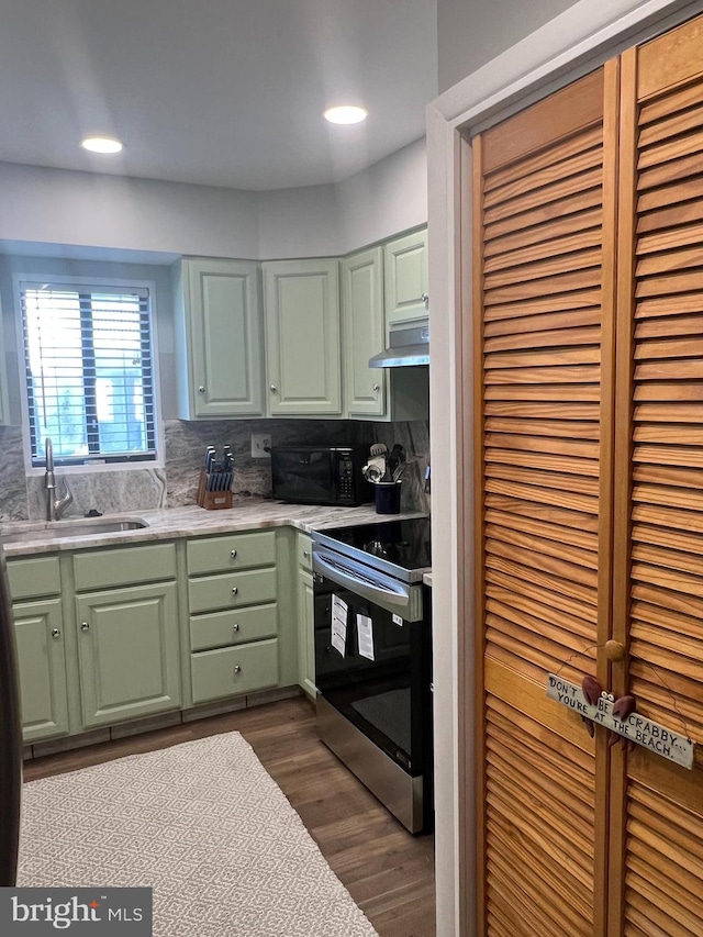 kitchen featuring green cabinetry, stainless steel electric range oven, tasteful backsplash, dark wood-type flooring, and sink