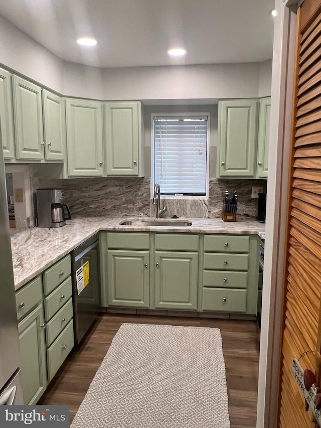 kitchen featuring sink, dark wood-type flooring, and green cabinetry