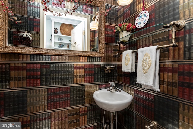 bathroom featuring sink