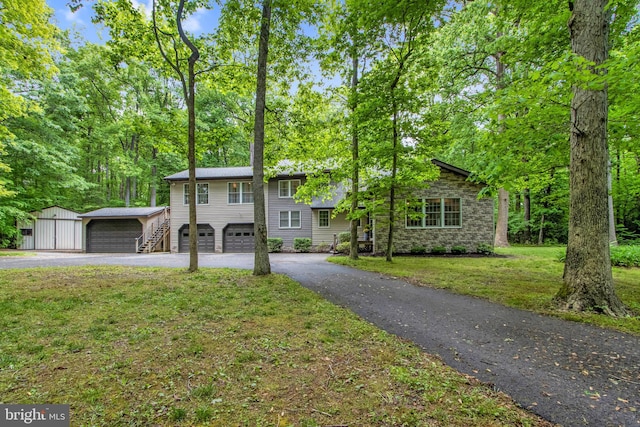 view of front of property featuring an outdoor structure and a front yard