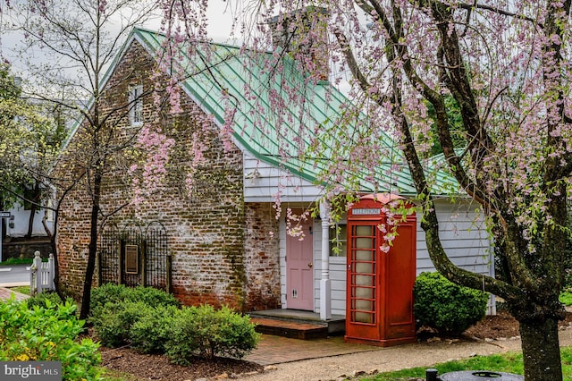 view of front of property