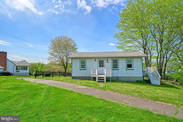 view of front of property featuring a front yard