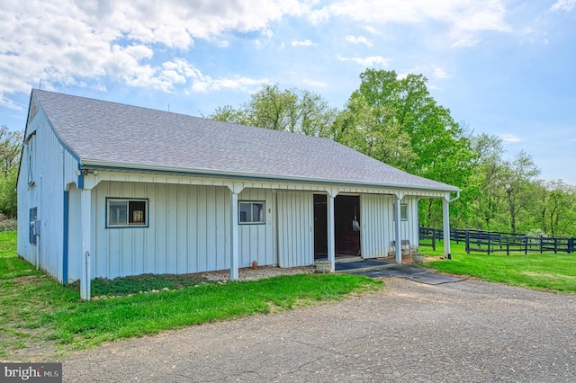 ranch-style house featuring a front yard