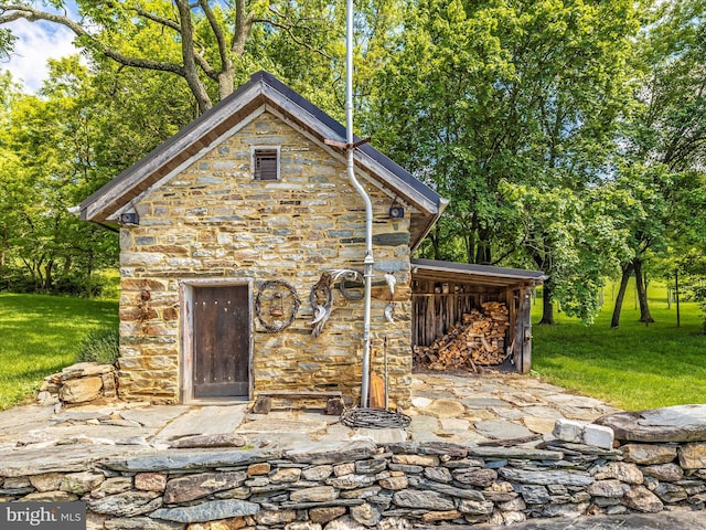 view of shed / structure featuring a lawn