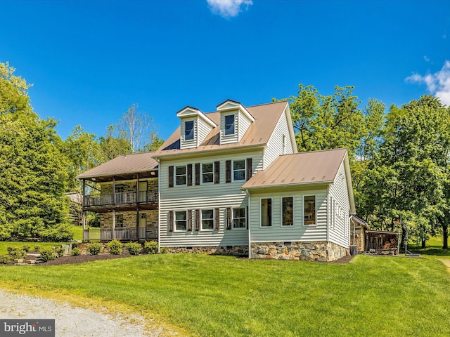 view of front of home with a front lawn