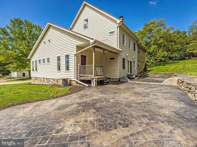 view of front facade featuring central air condition unit and a front lawn