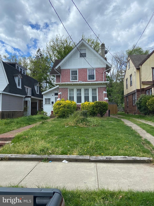 view of front facade featuring a front lawn