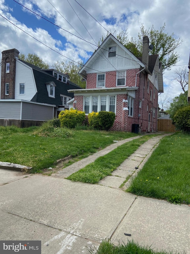 view of front of home featuring a front yard