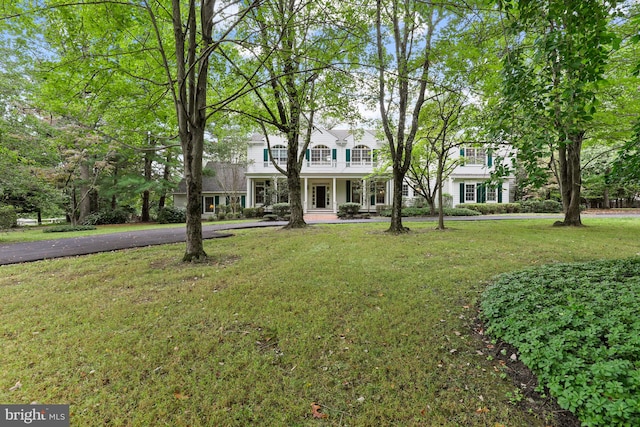 view of front of property with a front lawn and covered porch